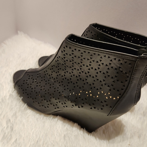 Boot - Picture 2 of 4